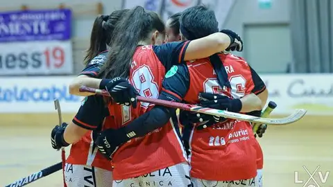 Las jugadoras del Telecable celebran un gol Las jugadoras del Telecable celebran un gol