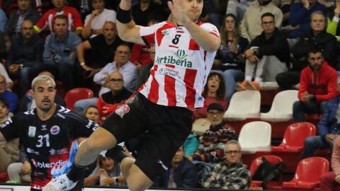 Un momento del encuentro entre el Balonmano Fertiberia y el Balonmano Sinfín