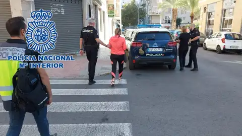 Agentes de la Policía Nacional de Elche con las dos mujeres detenidas. Agentes de la Policía Nacional de Elche con las dos mujeres detenidas.