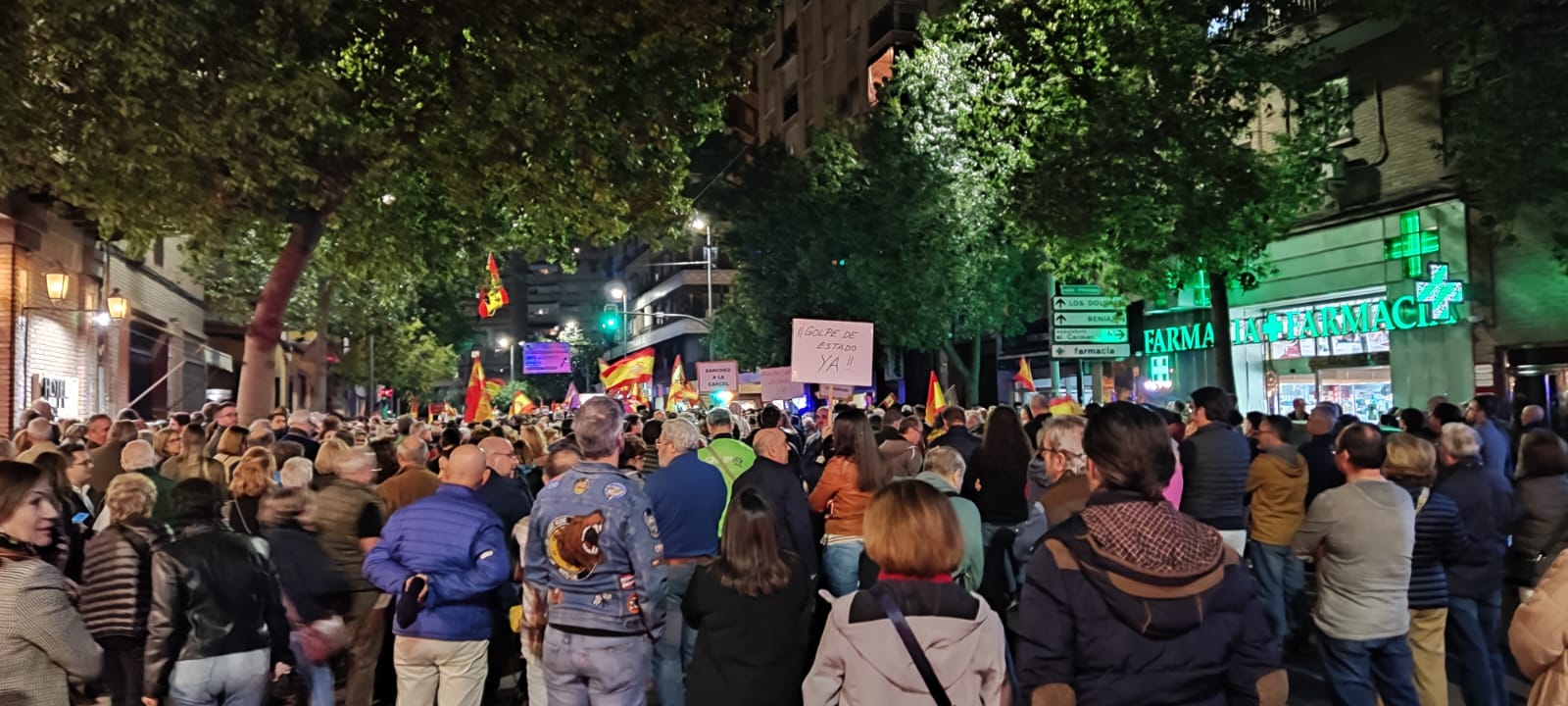 Centenares de personas se manifiestan frente a la sede del PSOE en Murcia Centenares de personas se manifiestan frente a la sede del PSOE en Murcia