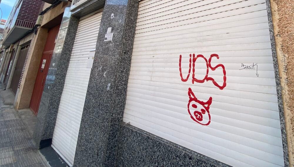 Pintada en una persiana de la sede de Unionistas