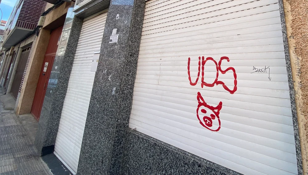 Pintada en una persiana de la sede de Unionistas Pintada en una persiana de la sede de Unionistas