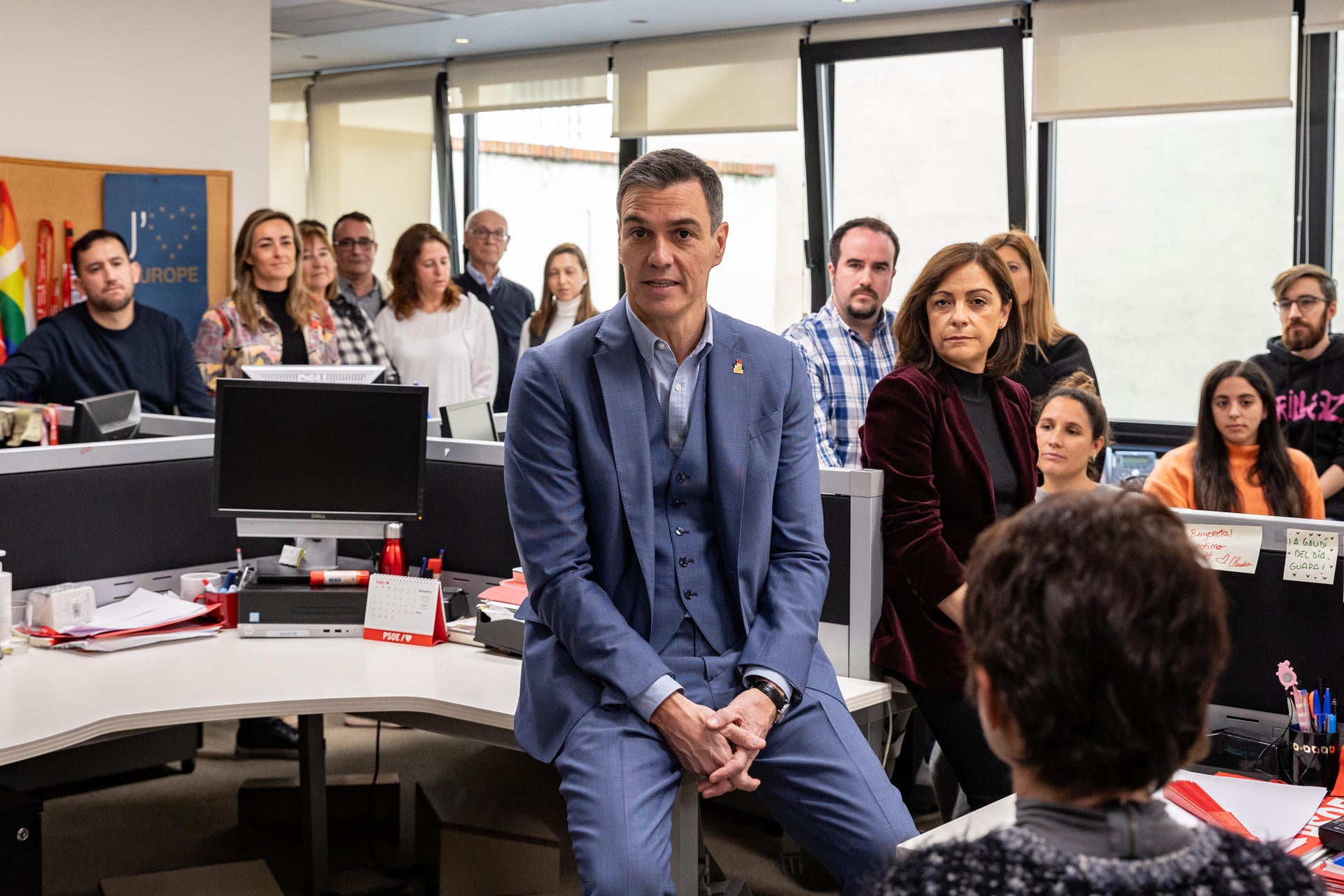 Pedro Sánchez muestra a los trabajadores de Ferraz su apoyo e "indignación" ante los ataques a las sedes Pedro Sánchez muestra a los trabajadores de Ferraz su apoyo e "indignación" ante los ataques a las sedes