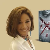 Sandra Aza con su libro Libelo de Sangre Sandra Aza con su libro Libelo de Sangre