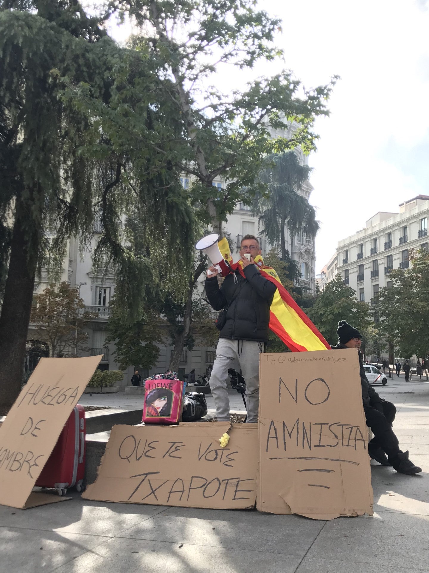 Primer huelguista de hambre contra la amnistía frente al Congreso de los Diputados Primer huelguista de hambre contra la amnistía frente al Congreso de los Diputados