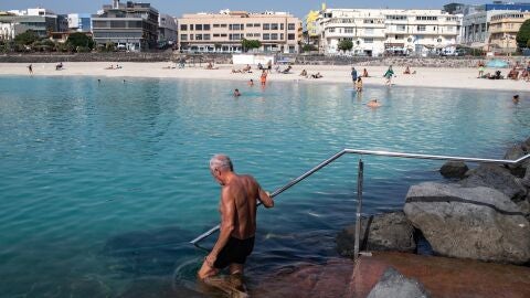 Bañistas en una playa de las islas Canarias el pasado mes de octubre 