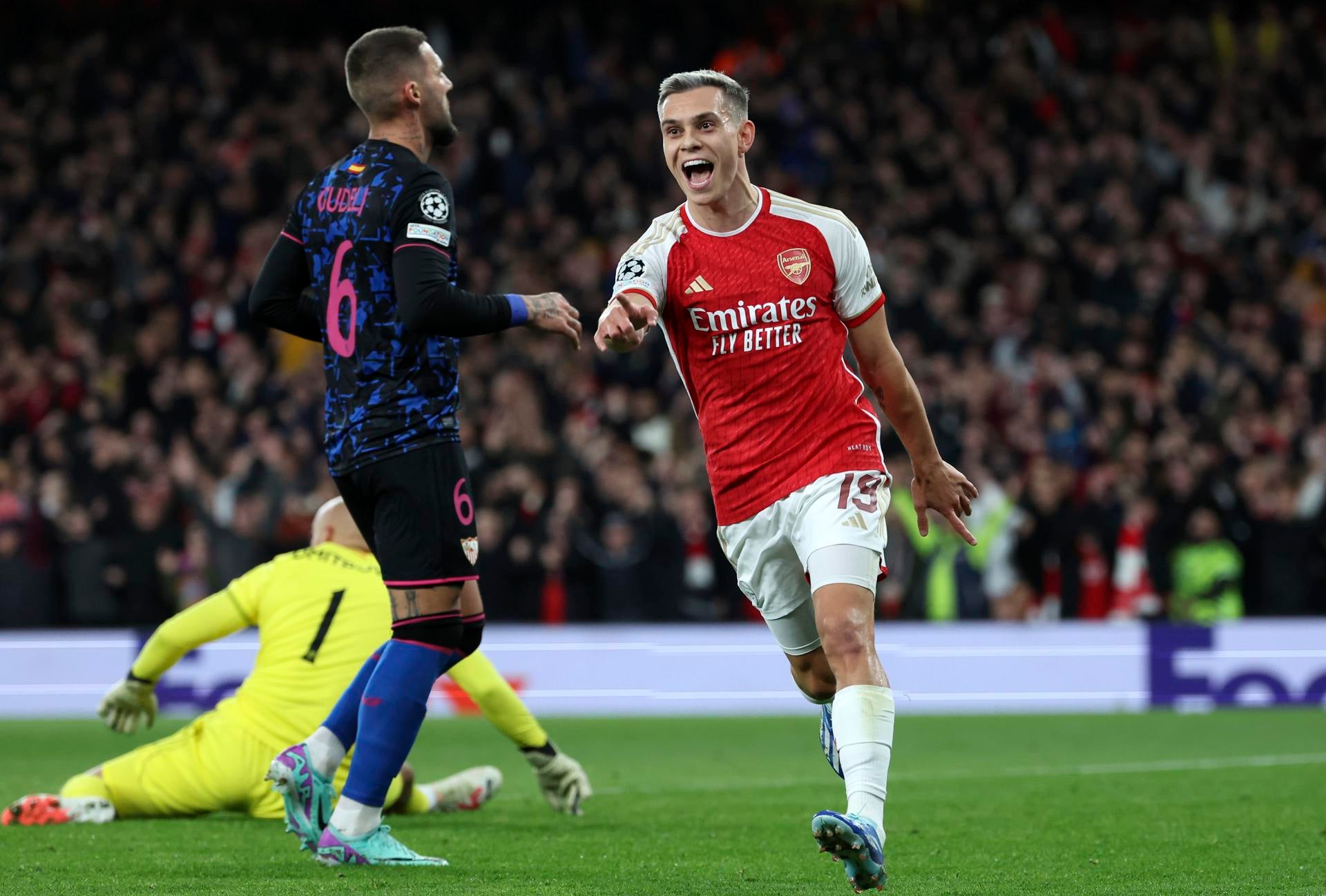 El Arsenal deja al Sevilla con un pie fuera de Europa El Arsenal deja al Sevilla con un pie fuera de Europa
