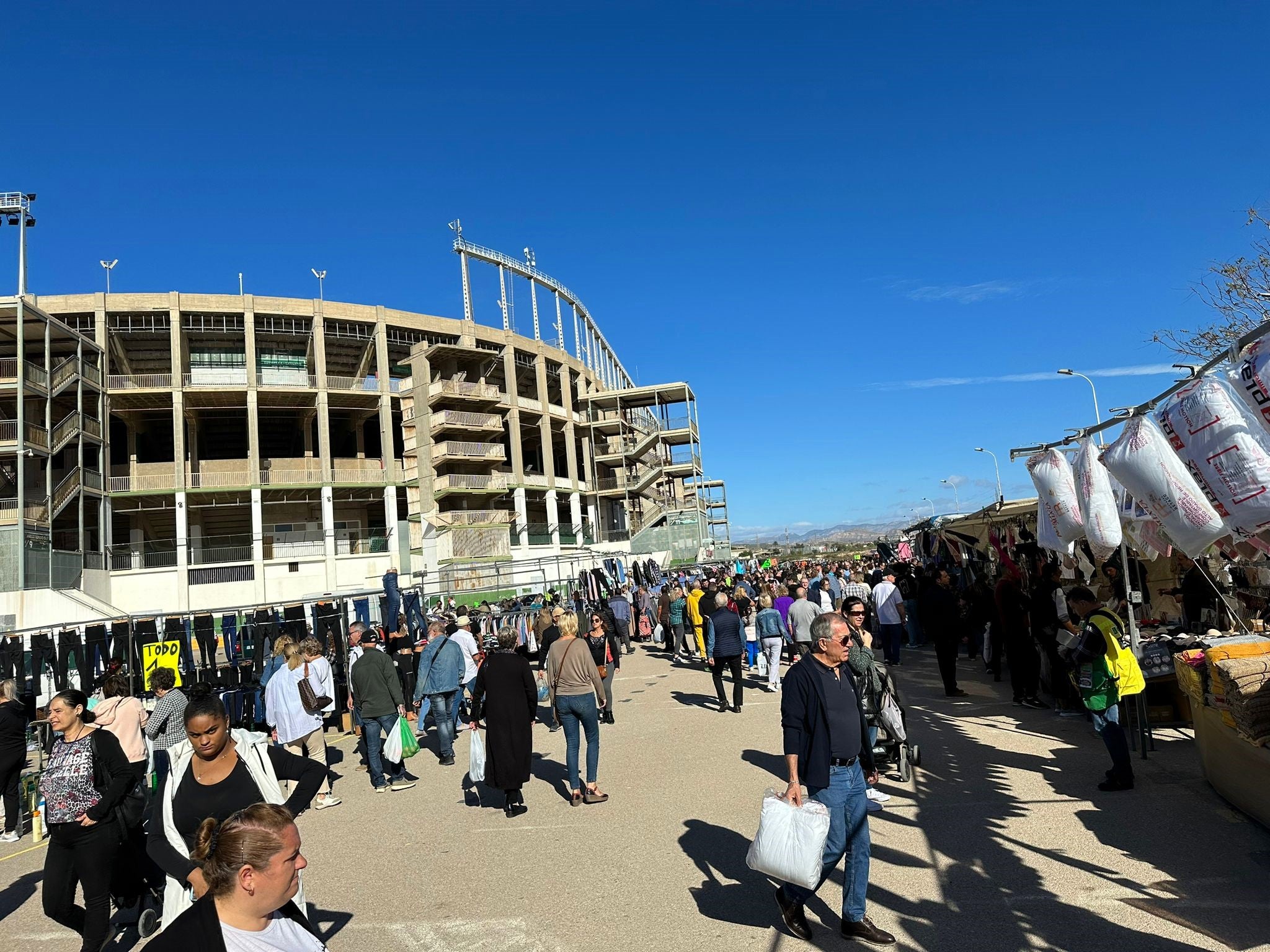 El mercadillo del estadio Martínez Valero de Elche se estrena en jueves El mercadillo del estadio Martínez Valero de Elche se estrena en jueves