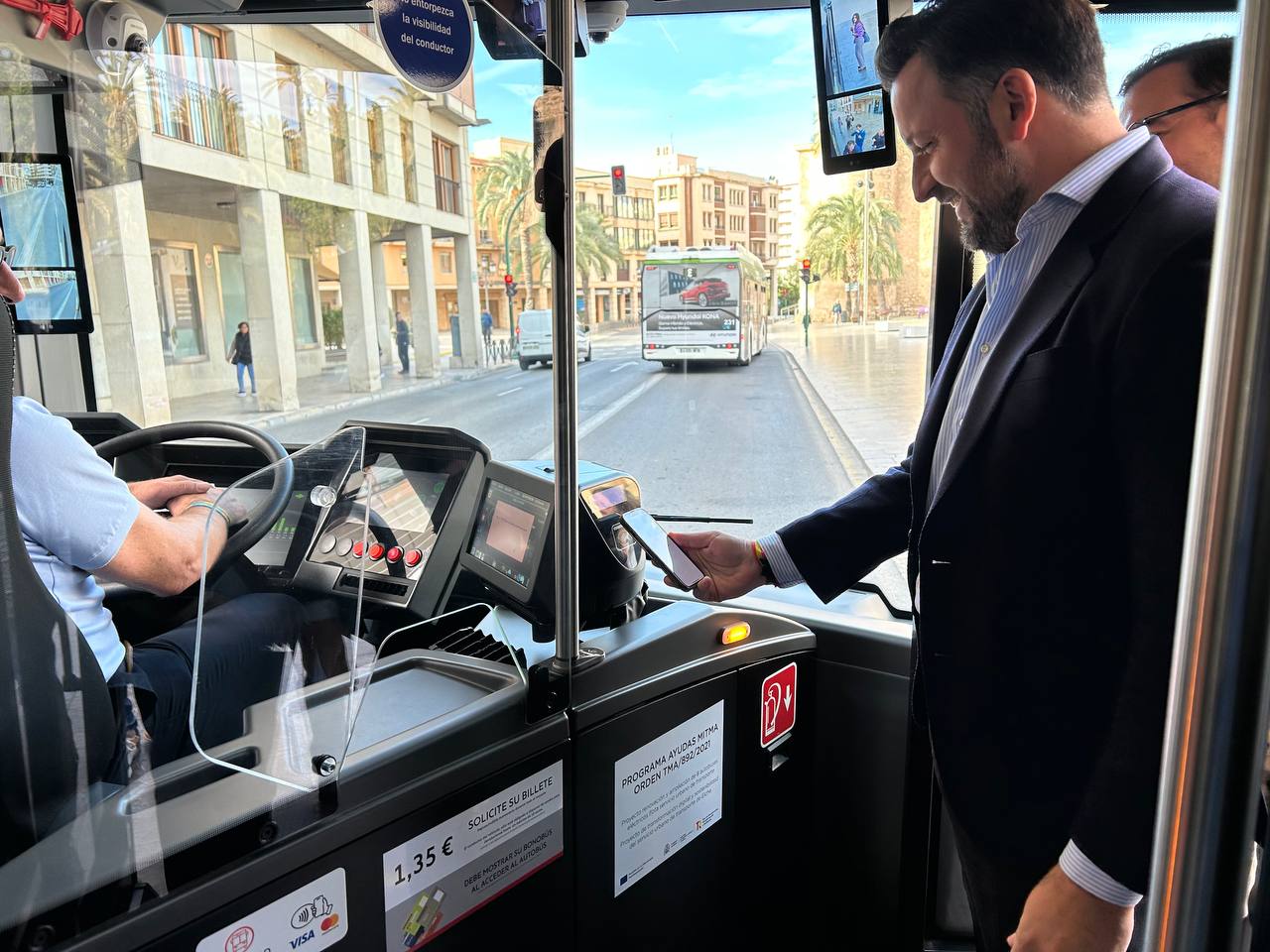 Elche dota de datáfono a la flota de autobuses urbanos y anuncia que el servicio llegará a pedanías en 2024 Elche dota de datáfono a la flota de autobuses urbanos y anuncia que el servicio llegará a pedanías en 2024