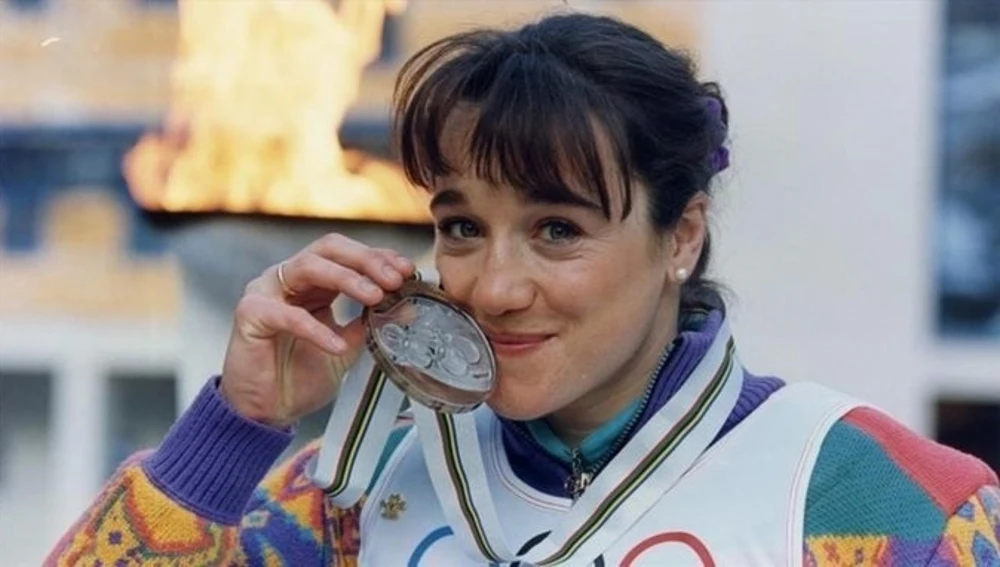 Blanca Fernández Ochoa besa la medalla de bronce olímpica en Albertville 92