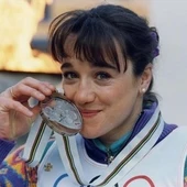 Blanca Fernández Ochoa besa la medalla de bronce olímpica en Albertville 92 Blanca Fernández Ochoa besa la medalla de bronce olímpica en Albertville 92