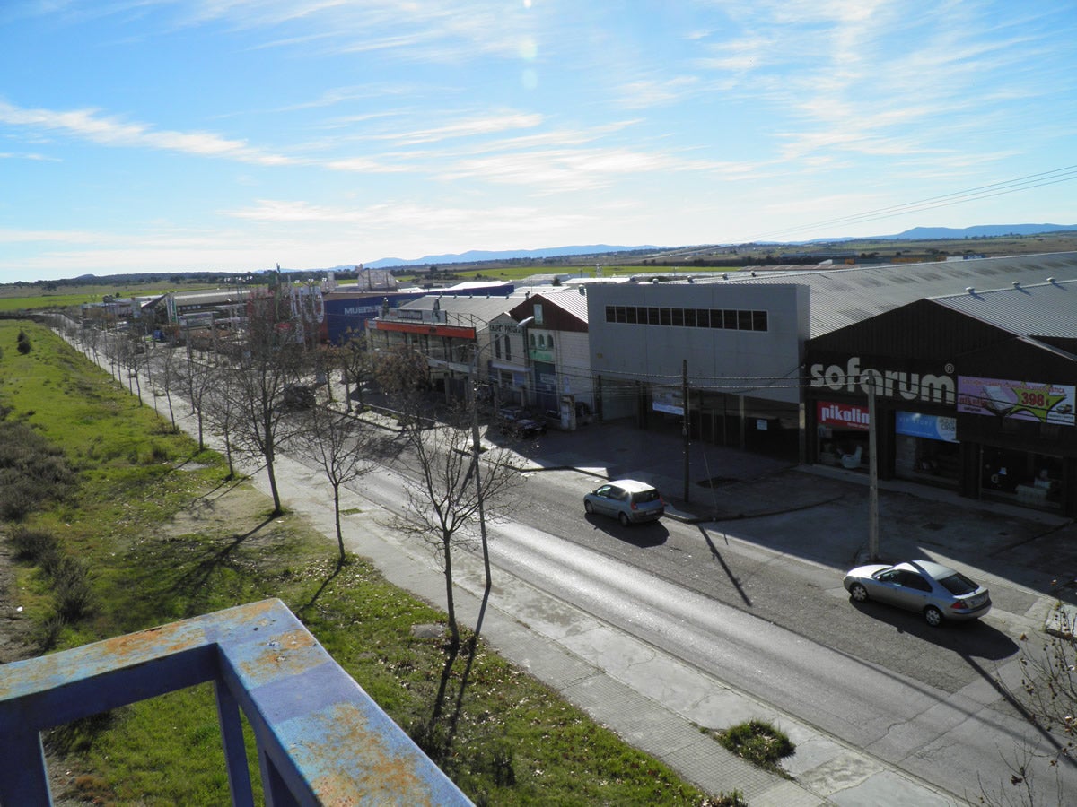 Herido un trabajador de 54 años tras una caída de 5 metros en el Polígono Las Capellanías de Cáceres Herido un trabajador de 54 años tras una caída de 5 metros en el Polígono Las Capellanías de Cáceres
