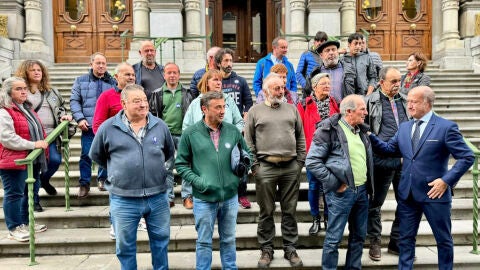 Concentraci&oacute;n de los ganaderos ante la Junta General