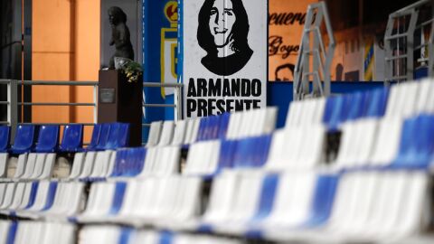Mural homenaje a Armando Barb&oacute;n en el Carlos Tartiere