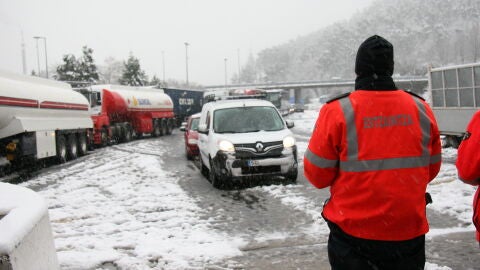 Vehículos atrapados en la nieve en invierno de 2022