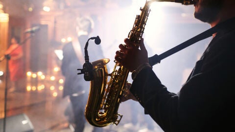 Hombre tocando el saxofón