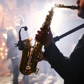 Hombre tocando el saxofón Hombre tocando el saxofón