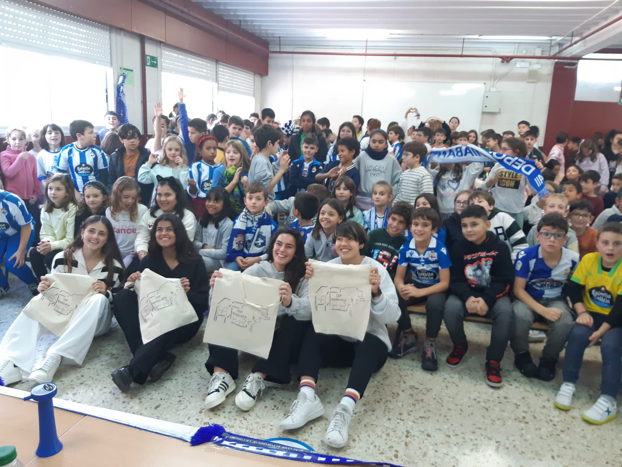 Con Sara, Clara, Lía y Ayaka, del Deportivo ABANCA, en el CEIP María Pita Con Sara, Clara, Lía y Ayaka, del Deportivo ABANCA, en el CEIP María Pita