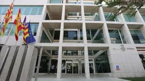 El Consell de Ibiza aprueba la inversión 23 millones de euros para cinco reformas hoteleras y una sala de fiestas El Consell de Ibiza aprueba la inversión 23 millones de euros para cinco reformas hoteleras y una sala de fiestas