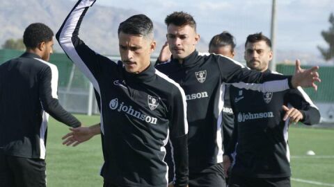 La plantilla del Orihuela CF durante un entrenamiento