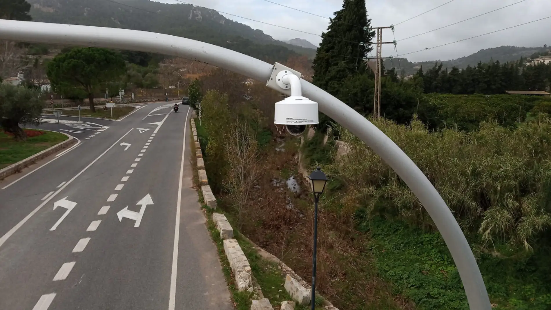 Una cámara instalada por el Consell de Mallorca en una carretera de la Serra de Tramuntana