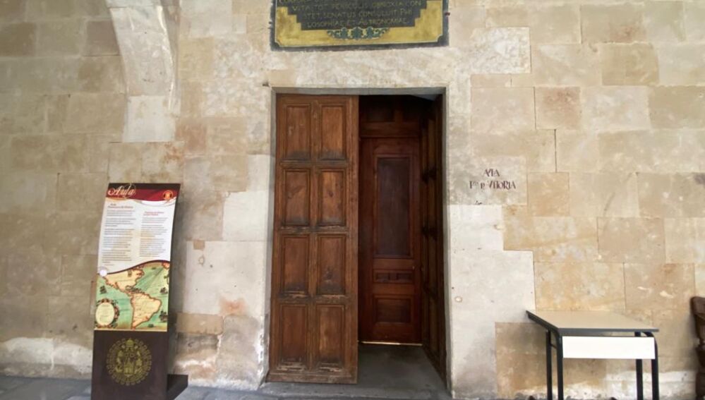 Puerta de acceso al aula Francisco de Vitoria