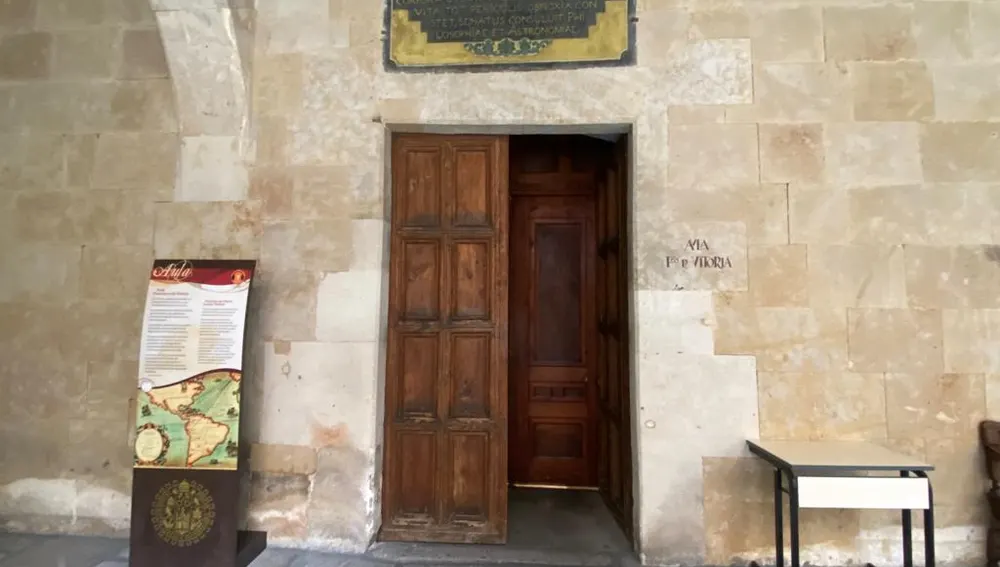 Puerta de acceso al aula Francisco de Vitoria Puerta de acceso al aula Francisco de Vitoria