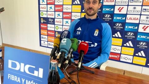 10-11 Lucas Ahijado, en la sala de prensa del Requex&oacute;n