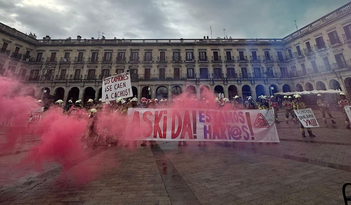 Los bomberos de Vitoria se encierran en su sede para demandar mejoras laborales Los bomberos de Vitoria se encierran en su sede para demandar mejoras laborales