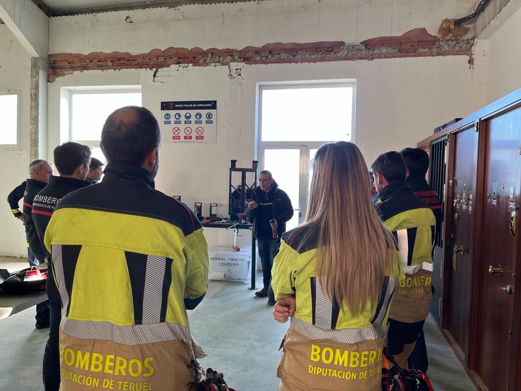 Los bomberos de Teruel se forman para abrir cerraduras Los bomberos de Teruel se forman para abrir cerraduras