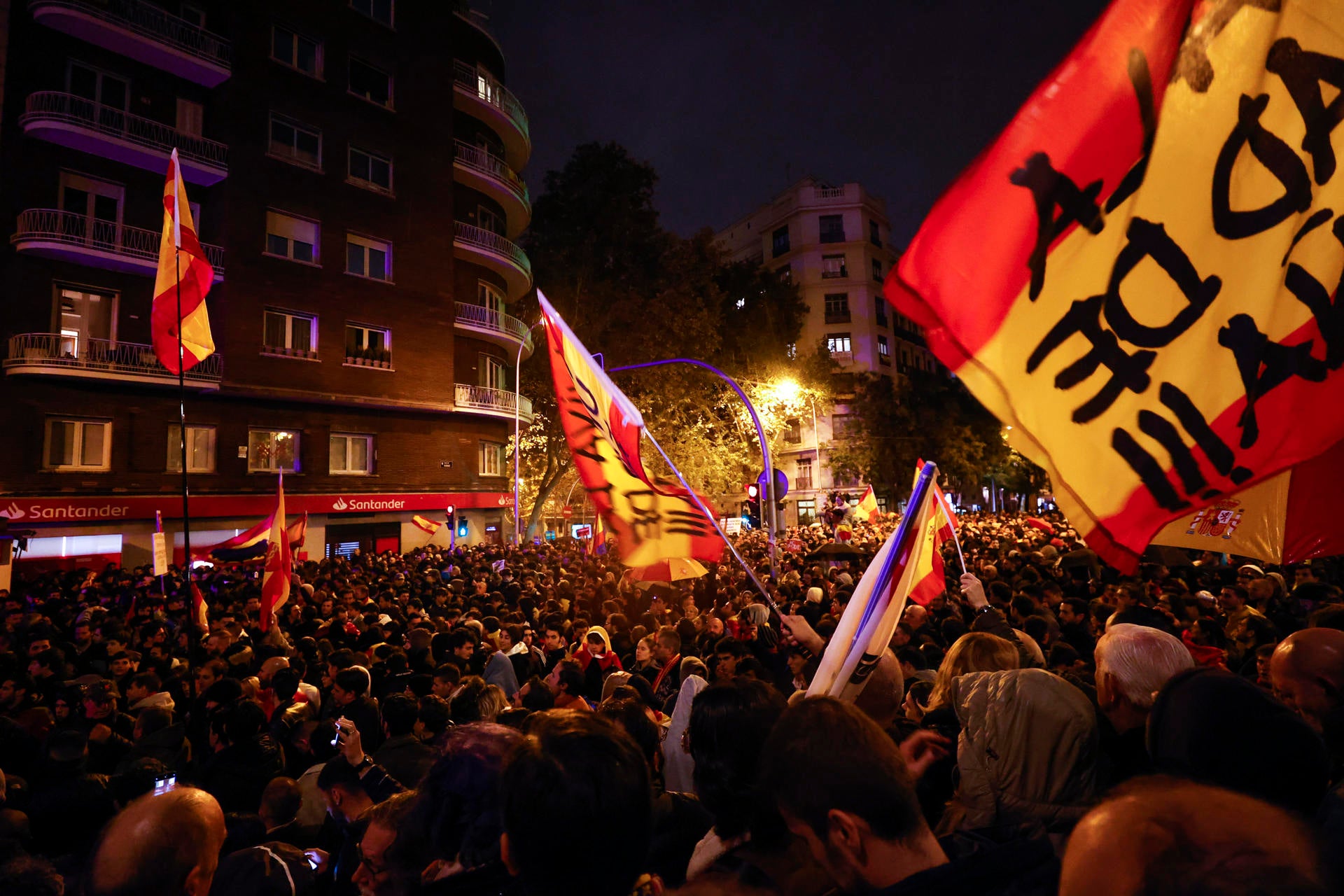 Unas 4.000 personas se manifiestan en la octava noche de protestas en la sede del PSOE en Ferraz Unas 4.000 personas se manifiestan en la octava noche de protestas en la sede del PSOE en Ferraz