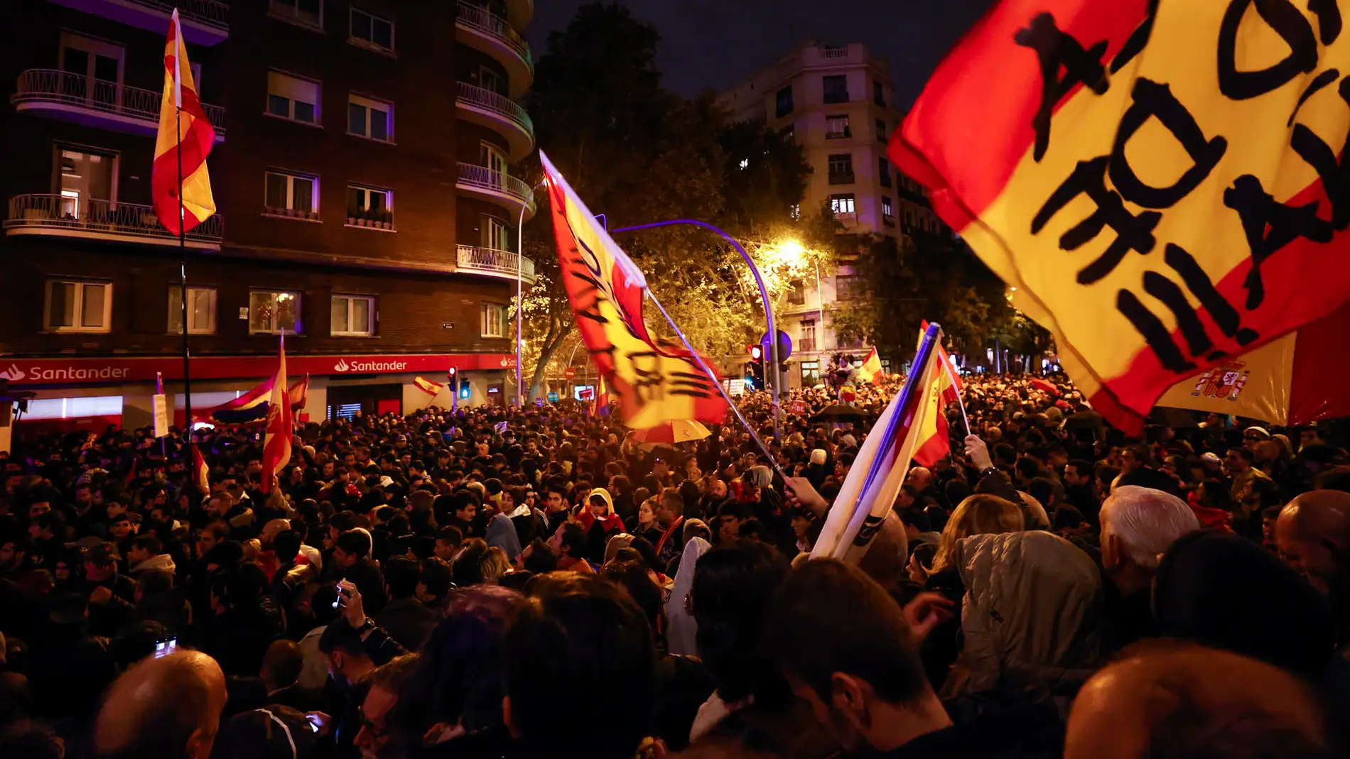 Manifestantes con pancartas y banderas de España se concentran en la calle Ferraz, en Madrid, en una nueva jornada de protesta contra la amnistía, este viernes en la capital. 