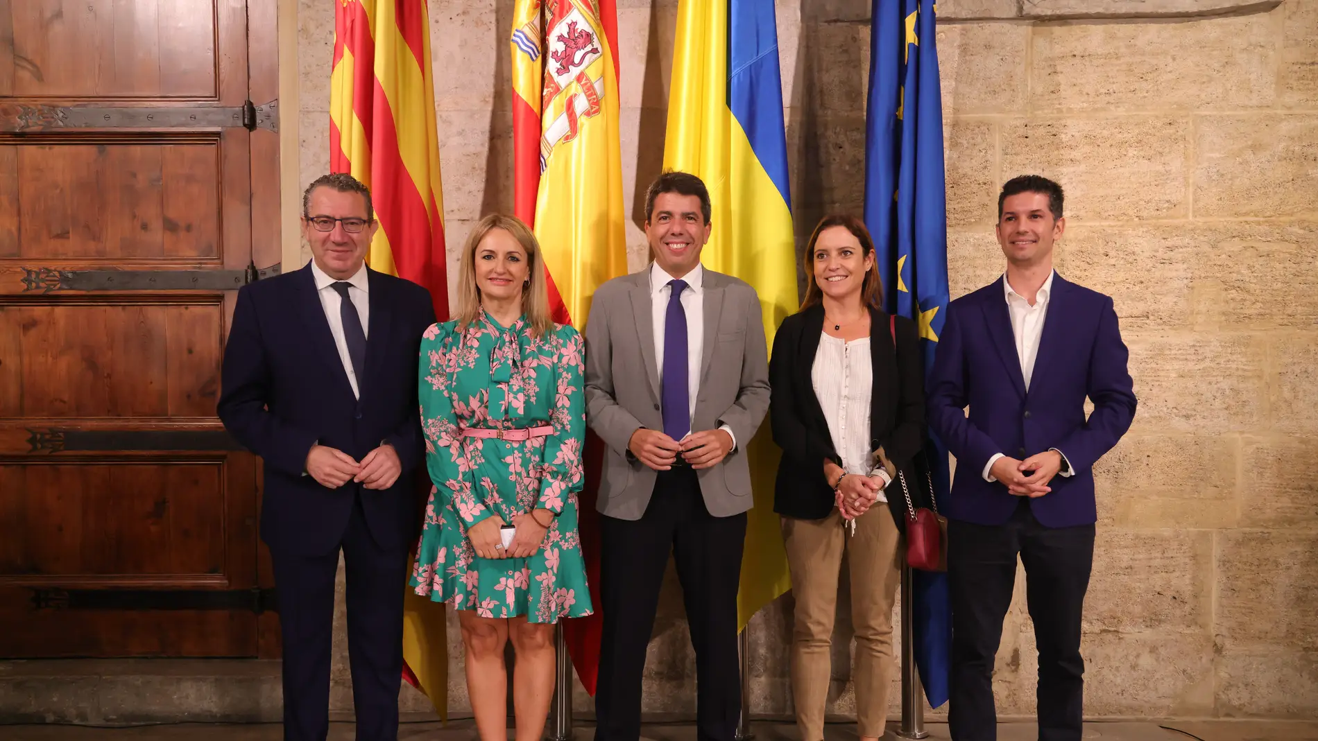 El presidente del PPCV y presidente de la Generalitat, Carlos Mazón (c), y la consellera de Turismo, Nuria Montes (2i), posan el día en el que se aprueba el Decreto Ley de Derogación de la tasa turística. 