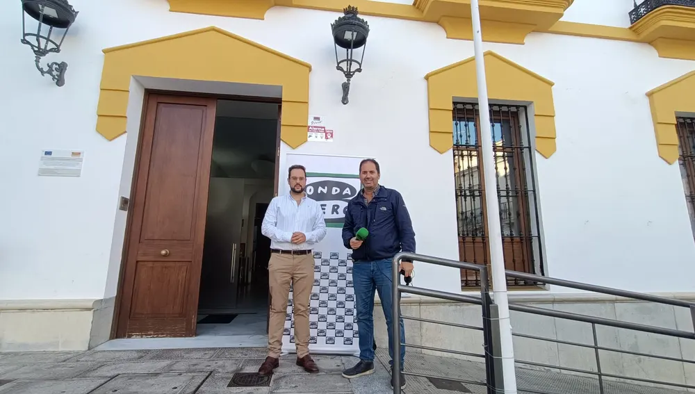 El alcalde, José Leñero, junto al periodista de Onda Cero, Rafael López, a las puertas del Ayuntamiento de Beas.