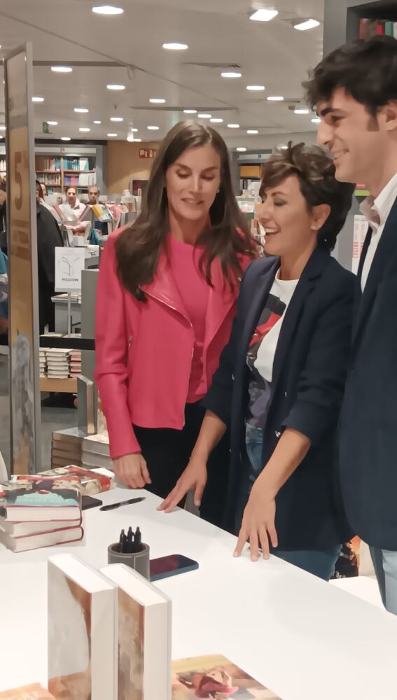 La Reina Letizia con la ganadora y el finalista del Premio Planeta