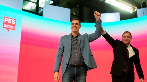 El lider del PSOE y presidente en funciones de Espa&ntilde;a, Pedro S&aacute;nchez (i) con el presidente de los Socialistas Europeos Stefan L&ouml;fven, en la segunda jornada del Congreso Europeo Socialista. 