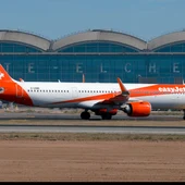 Un avión en el aeropuerto Alicante-Elche. Un avión en el aeropuerto Alicante-Elche.