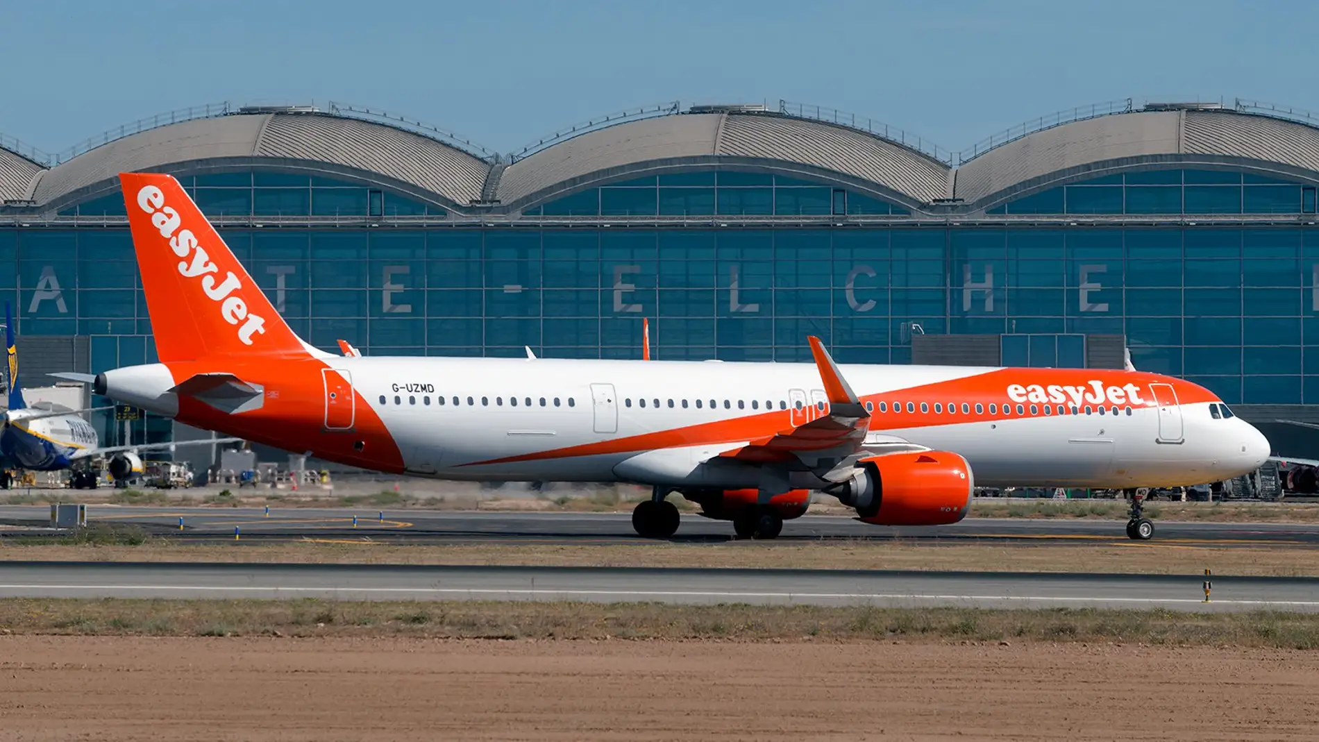Un avión en el aeropuerto Alicante-Elche.