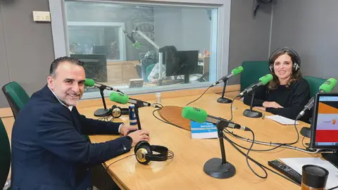 El presidente del Consejo Económico y Social, Rafel Ballester, y la jefa de estudios del CES, Anna Grau, en los estudios de Onda Cero Mallorca El presidente del Consejo Económico y Social, Rafel Ballester, y la jefa de estudios del CES, Anna Grau, en los estudios de Onda Cero Mallorca