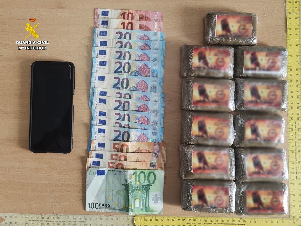 La Guardia Civil de Alicante interviene 1.100 kilos de hachís y detiene a un joven La Guardia Civil de Alicante interviene 1.100 kilos de hachís y detiene a un joven