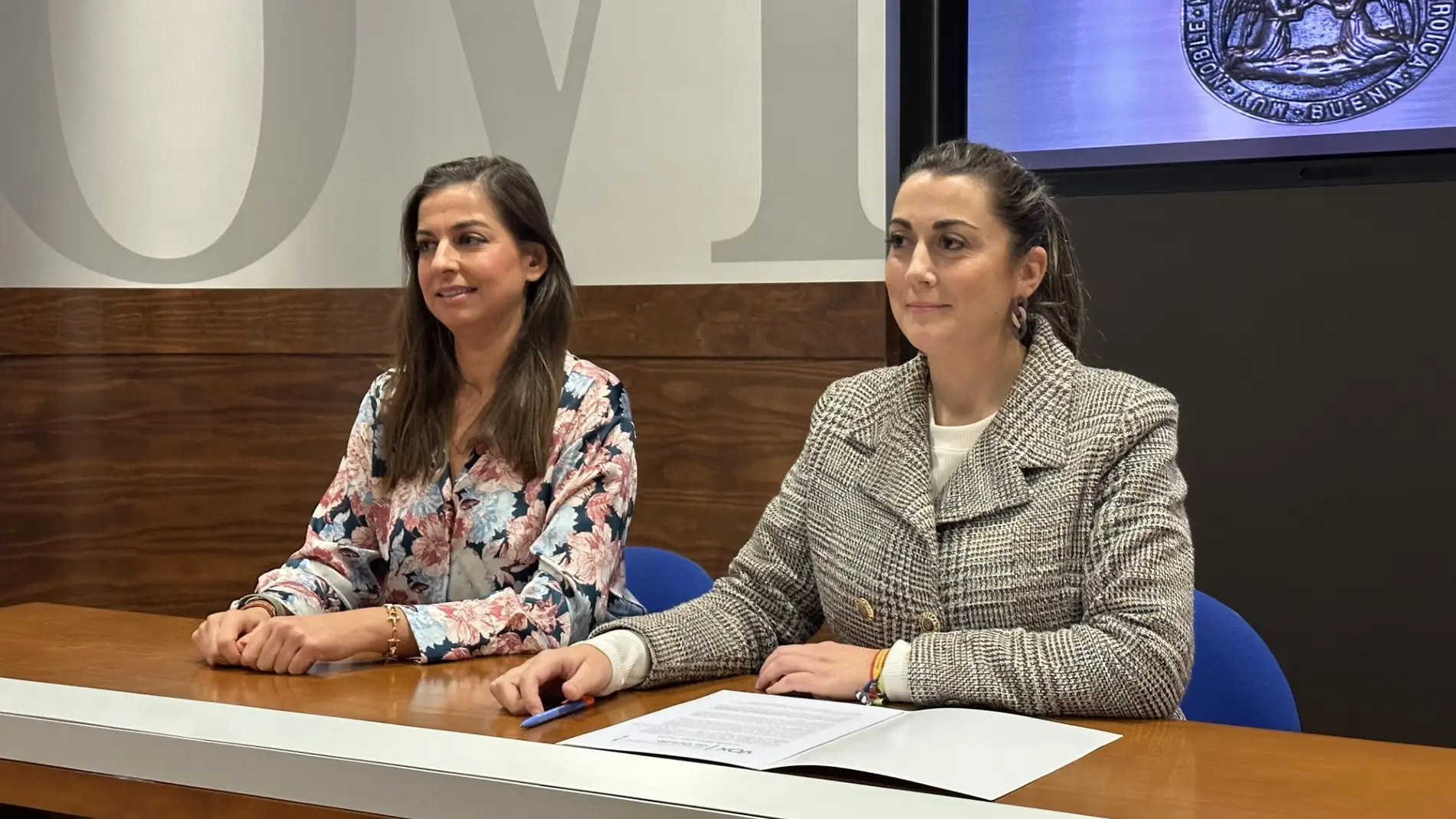 Las concejalas de Vox en el Ayuntamiento de Oviedo Alejandra González Roqué y Sonsoles Peralta.