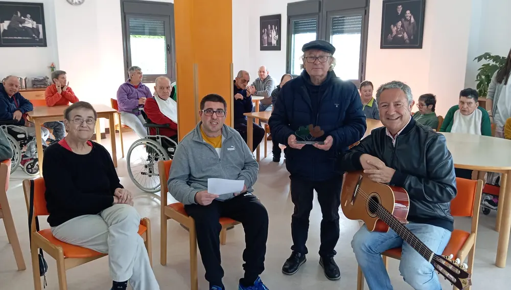 Escultor Herminio recibe el "I Fraternin de Honor" de Fraternidad. Escultor Herminio recibe el "I Fraternin de Honor" de Fraternidad.