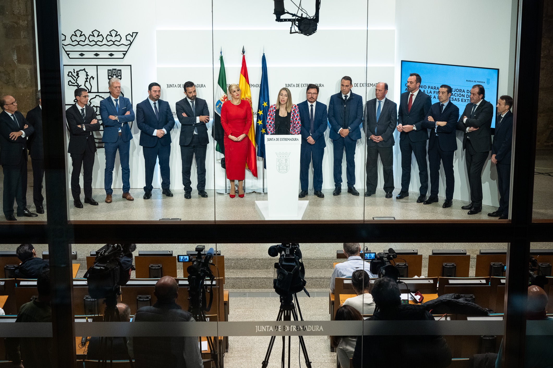 La firma de un convenio entre Extraval y 10 entidades financieras aportará créditos puentes "blandos" y rápidos a las empresas y autónomos extremeños La firma de un convenio entre Extraval y 10 entidades financieras aportará créditos puentes "blandos" y rápidos a las empresas y autónomos extremeños