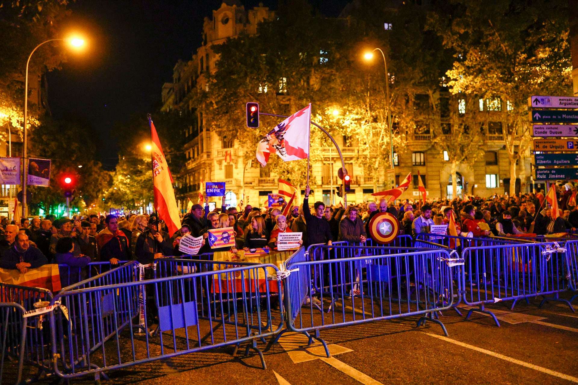Cientos de personas se congregan en Ferraz en la undécima jornada de protestas contra la amnistía Cientos de personas se congregan en Ferraz en la undécima jornada de protestas contra la amnistía