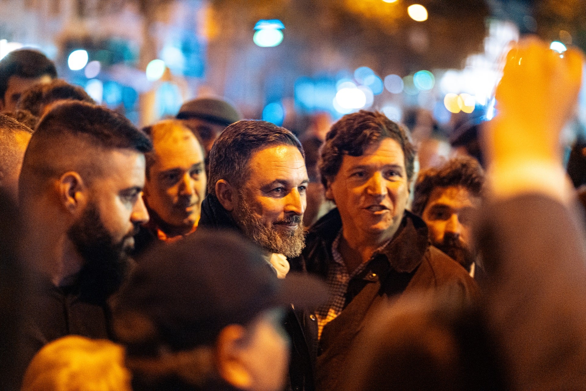 Abascal acude al undécimo día de protestas en Ferraz acompañado de Tucker Carlson Abascal acude al undécimo día de protestas en Ferraz acompañado de Tucker Carlson