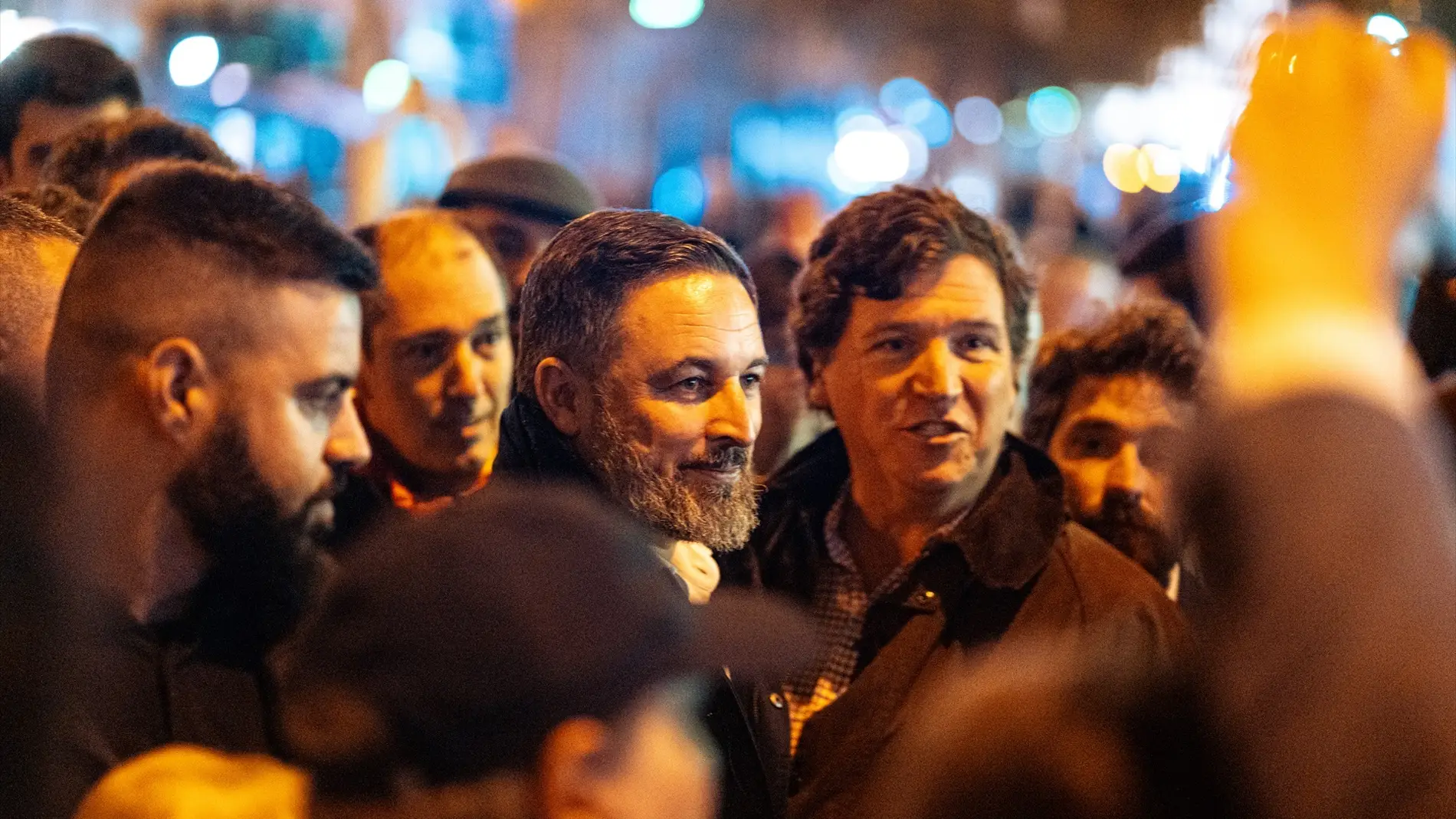 El líder de Vox, Santiago Abascal, en Ferraz junto a Tucker Carlson.