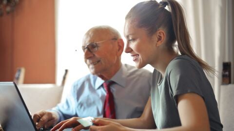 Digitalizaci&oacute;n de personas mayores 
