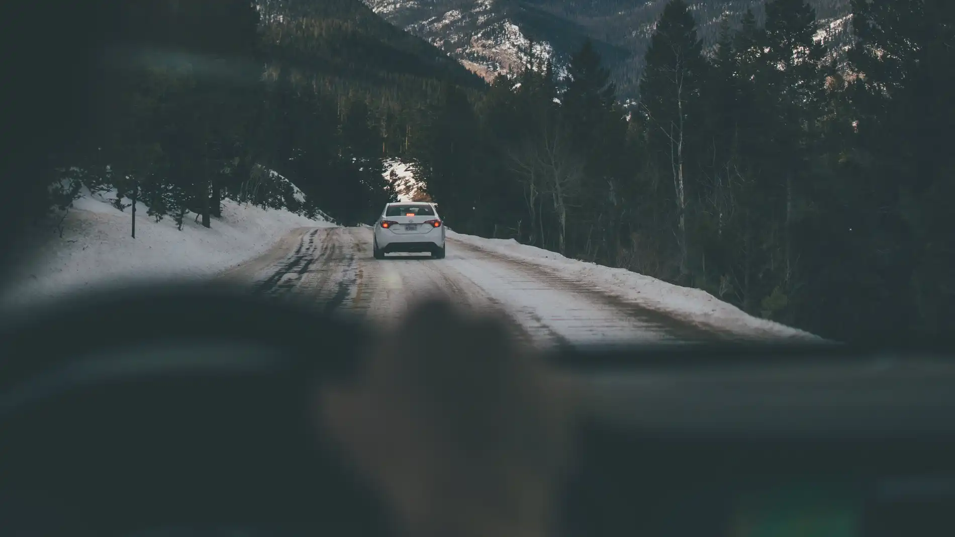 Imagen de archivo de una persona conduciendo por una carretera con nieve
