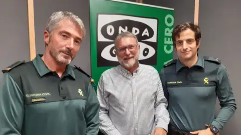 El cabo Javier Herrero y el teniente José Carlos Vega con Juan Carlos Fresneda El cabo Javier Herrero y el teniente José Carlos Vega con Juan Carlos Fresneda