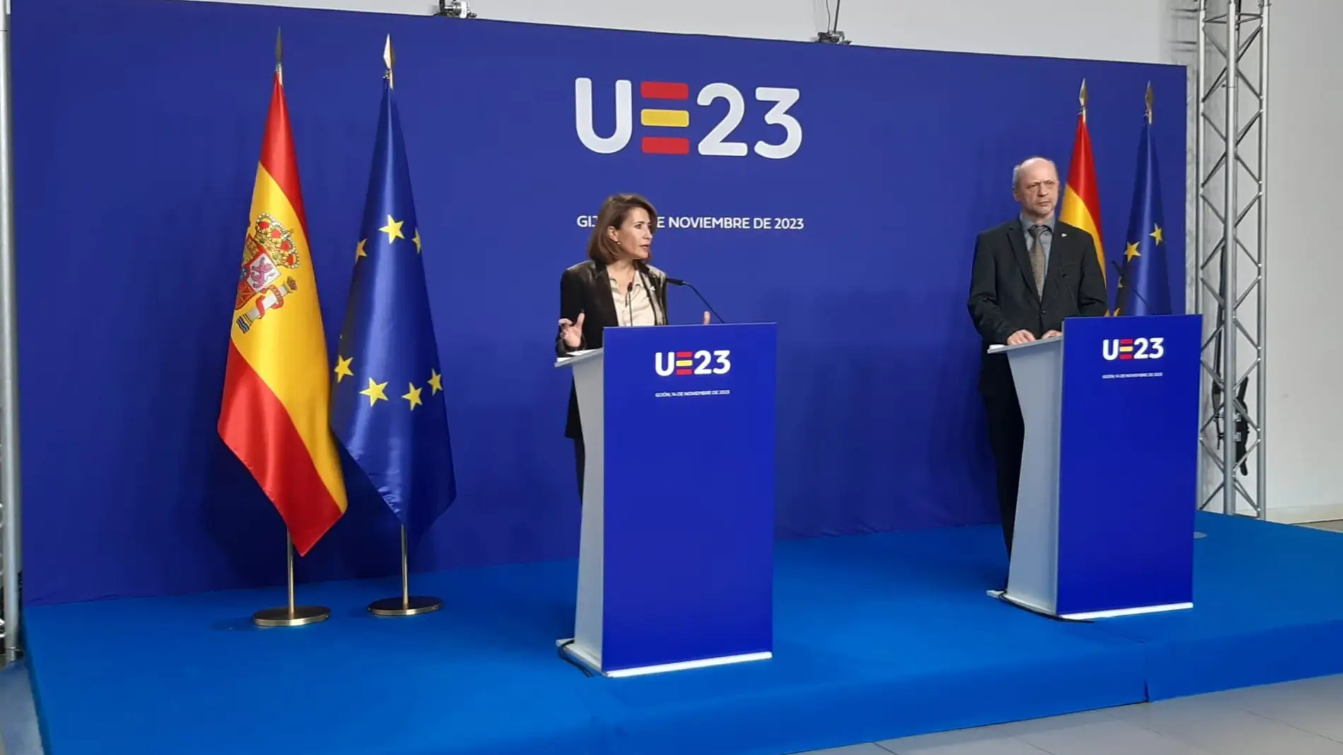 Raquel Sánchez, ministra de Transporte en funciones, y el director general de Política Regional y Urbana de la Comisión Europea, Normunds Popens.